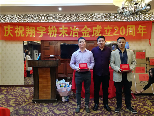 廠長(zhǎng)為入職滿(mǎn)10年以上員工頒發(fā)禮品